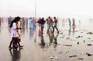Hooghly hangs amid hope & despair
