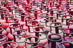 Despite UPA's lPG cap relaxation freebie, domestic gas sales remain flat in FY14