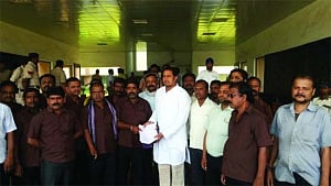 Rly vendors submit memo to DCM, Central labour Commissioner