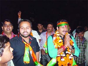 Homespun Tiwari sings odes to NaMo