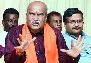 Now, Muthalik vows to fight against BJP