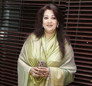 Moon Moon Sen hits campaign trail