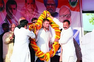 Rahul slams NDA, Nitish, promises moon in Bihar