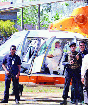 Modi wants 'umpire' EC to probe flight delay
