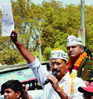 Arvind Kejriwal  punched during  roadshow in Delhi