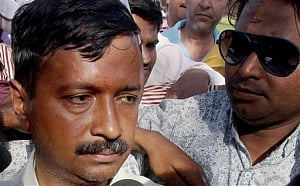 Kejriwal visits house of autorickshaw driver who slapped him