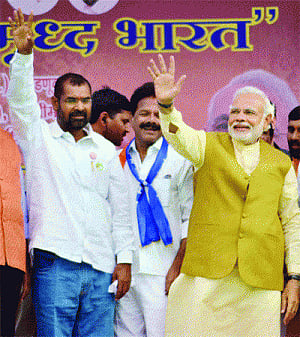 Country does not trust Cong: Modi in Solapur