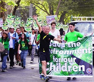 'Running priest' in Philippines campaigns for poor