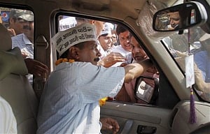 Poster attack on Kejriwal as he arrives in Varanasi