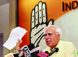 Sibal moves EC against Swamy