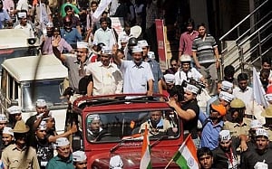 Kejriwal target of stones in Varanasi