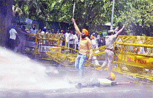 Akalis protest Amarinder's clean chit to Tytler