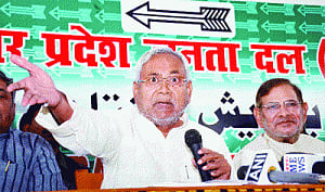Murder accused shares dais with Nitish