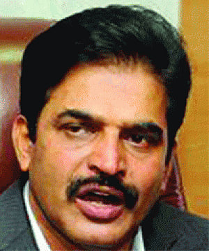 Cong asked to probe Venugopal-con woman links