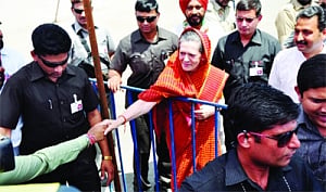 Sonia, Rahul zero in on NaMo attack