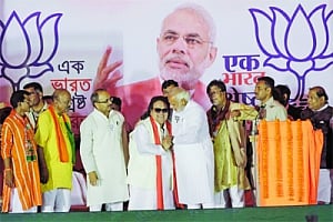 NaMo slams Didi, PC for defending chit fund scamsters, betraying poor