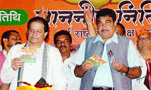 Gadkari questions Sonia's silence on Vadra