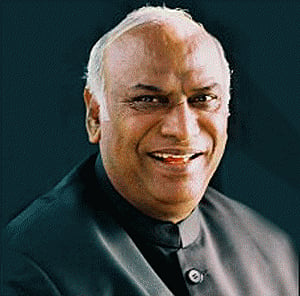 Expert from Delhi to probe Chennai train blast: Kharge