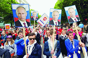 Russian flags fly as thousands march in Crimea