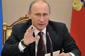 Putin visits annexed Crimea on Victory Day