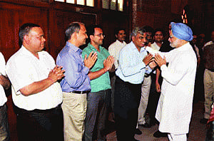 Manmohan bids adieu to staff