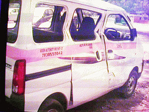 Four hurt in school van-auto collision