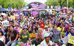 Fresh violence rocks Thailand, kills 3
