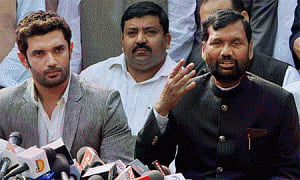 Paswan forecasts mid-term poll in Bihar by Oct-Nov