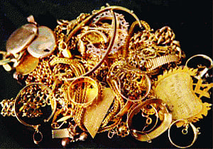 Gold crashes by Rs800, jewellery cos' scrips up by 20%