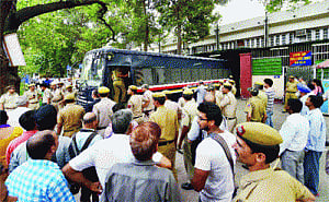 Kejri gets a slap on the wrist