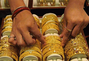 Gold recovers on low level buying; silver ends lower