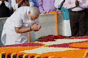 Modi pays tribute to Mahatma Gandhi, meets Vajpayee