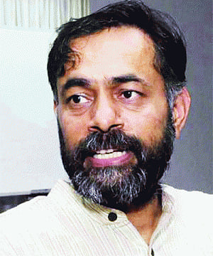 'Miffed' Yogendra  Yadav quits from  AAP's top panel