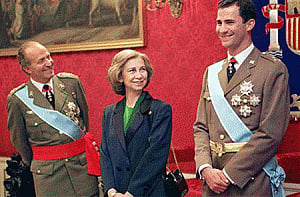 Spain: king abdicates for his 'new generation' son