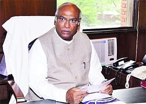 loyalist Kharge chosen as leader of Cong in lS