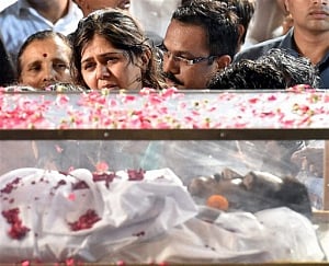 Tearful adieu to Munde, supporters turn violent