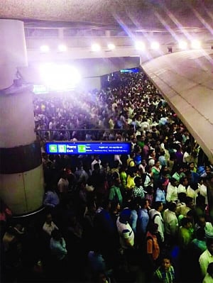 Peak-hour blues: Metro overhead wire snaps