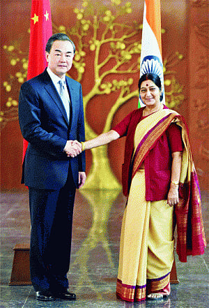 China, India break  ice; talk all issues