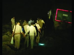 UP sand mafia goes after cops with guns