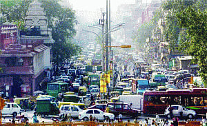 Vardhan, l-G direct officials to fast-track projects
