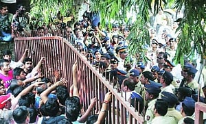 Civic officials, residents face off at Campa Cola society