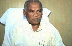 Manjhi seeks stringent action against dissident JD(U) MlAs