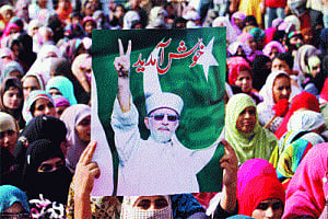 Pak cleric returns to lead 'revolution', clashes erupt