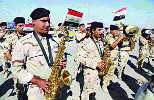 Air raids kill 32 as Iraq forces hold off assaults