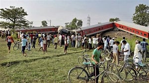 4 killed,8 injured in train derailment, 'sabotage' suspected