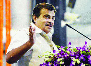 Gadkari sets panel to utilise Mumbai port prime land