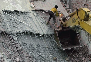 10 killed in building collapse in north Delhi
