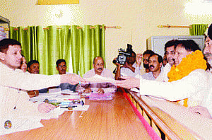 U'khand bypoll: Cong candidates file papers