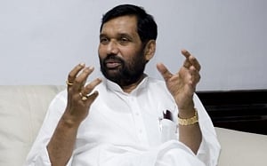 Paswan asks states to rise above politics to control prices