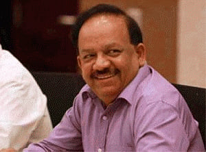 Ban cigarettes sale in defence canteens: Harsh Vardhan